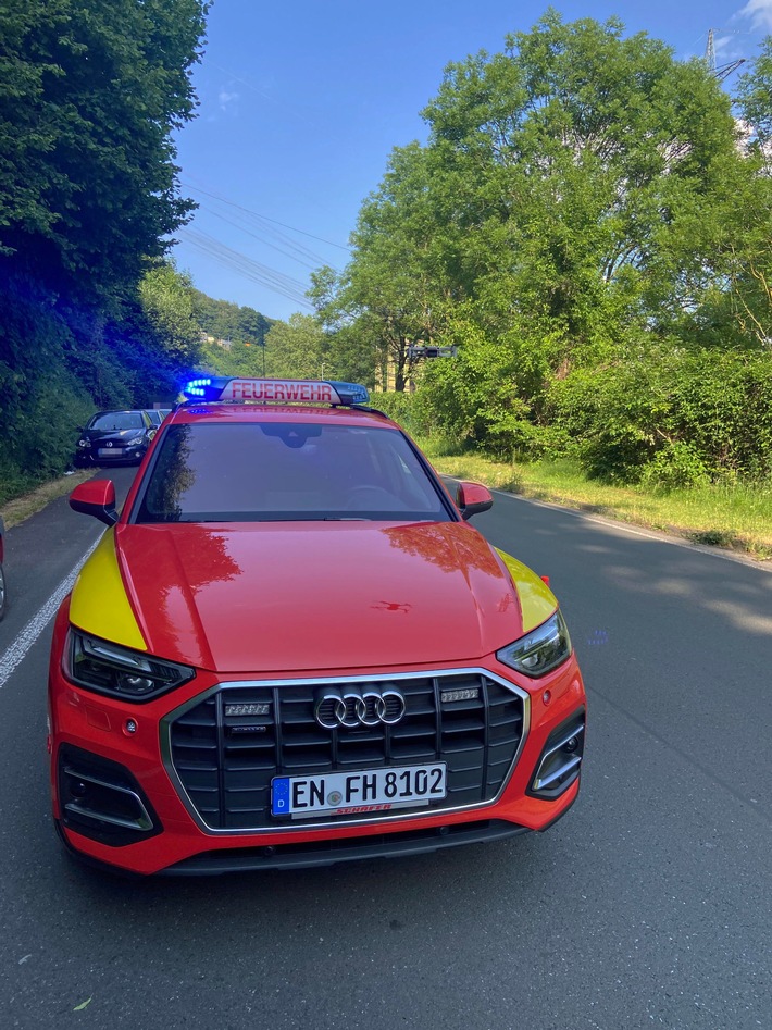 FW-EN: Menschenrettung aus dem Wald - Feuerwehr rettet 22- jährigen aus unwegsamen Gelände