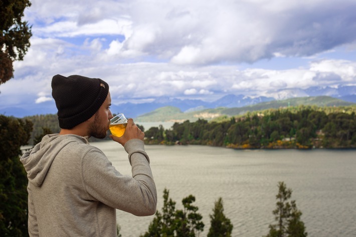 In Argentinien gilt das Bier als Ausrede, um sich mit Freunden zu treffen. Aus diesem Grund ist die wunderbare Kunst der Hopfenernte ein Eckpfeiler der argentinischen Kultur. Das gilt besonders in Bariloche, in der Provinz Río Negro. / Weiterer Text über ots und www.presseportal.de/nr/152361 / Die Verwendung dieses Bildes ist für redaktionelle Zwecke unter Beachtung ggf. genannter Nutzungsbedingungen honorarfrei. Veröffentlichung bitte mit Bildrechte-Hinweis.