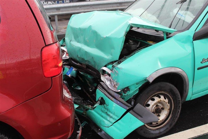 POL-PPKO: Stauende übersehen - Vier Fahrzeuge ineinander geschoben