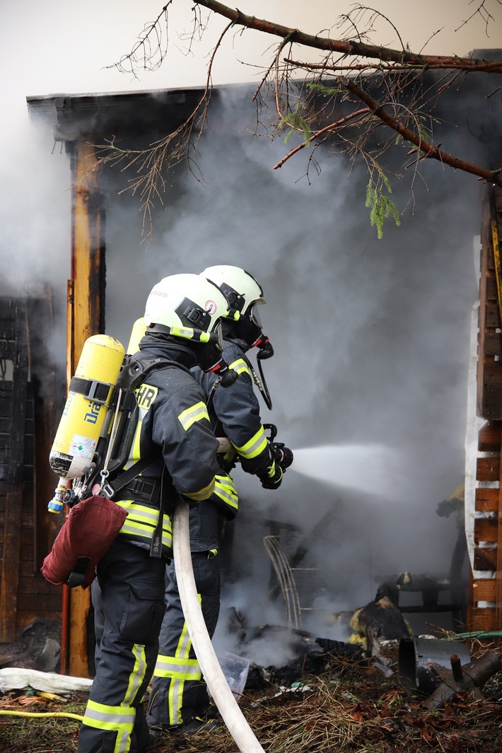 FW-SE: Feuer zerstört Hallenkomplex