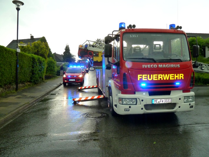 FW-Heiligenhaus: Loch im Dach nach Blitzeinschlag (Meldung 15/2016)