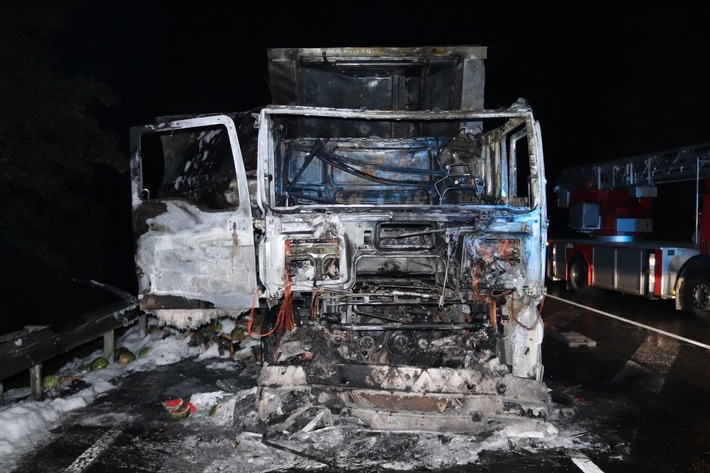 POL-PDWIL: Sattelzugmaschine brennt Lichterloh