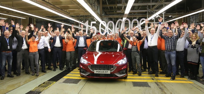 Jürgen Schäfer, stellvertretender Werkleiter von Ford Saarlouis (1. v. li. vorne neben dem Auto), Dirk Heller, Geschäftsführer für Fertigung, Ford-Werke GmbH (3. v. li. neben dem Auto), Markus Thal, Betriebsratschef des Ford-Werks Saarlouis (1. v. re. neben dem Auto), und die Ford-Mannschaft freuen sich in der Endmontage über das 15-millionste Modell, das in Saarlouis vom Band gelaufen ist - ein roter Ford Focus ST. / Masse mit Klasse: Im Ford-Werk Saarlouis läuft das 15-millionste Auto vom Band / Weiterer Text über ots und www.presseportal.de/nr/6955 / Die Verwendung dieses Bildes ist für redaktionelle Zwecke honorarfrei. Veröffentlichung bitte unter Quellenangabe: "obs/Ford-Werke GmbH/Thomas Seeber"