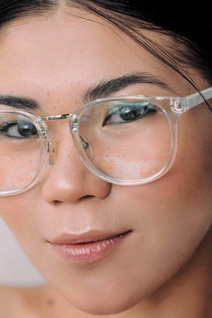 So pflegen Sie Brille und Kontaktlinsen richtig