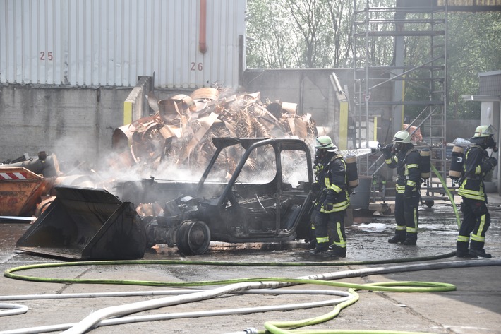 FW-DO: 23.05.2019 - Feuer in Holzen
Metallspäne brennen in Lagerhalle