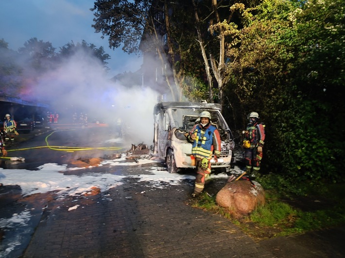 FW Norderstedt: Friedrichsgaber Weg: 6 Fahrzeuge nach Brand beschädigt