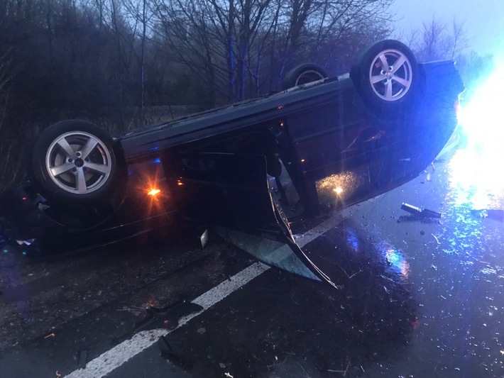 Pkw kommt von Fahrbahn ab und &uuml;berschl&auml;gt sich