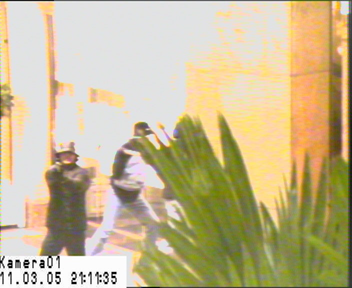 POL-D: Versuchter Blitzeinbruch auf Kö-Juwelier  Polizei fahndet mit Fotos 
aus den Überwachungskameras - Ihre Berichterstattung vom 12. März 
2005