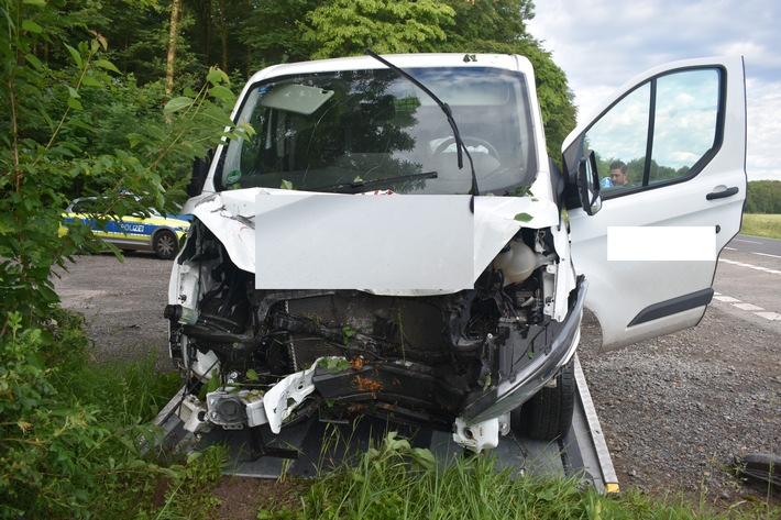 POL-NI: Hagenburg-Allein beteiligt gegen Baum gefahren