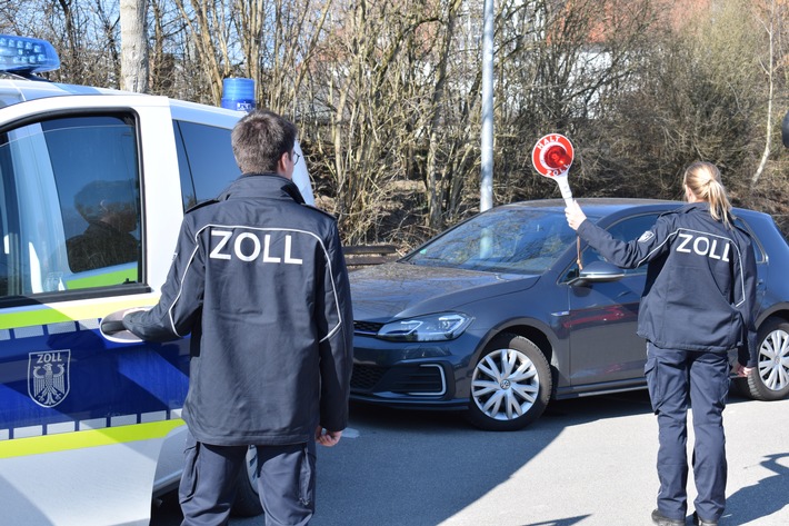 HZA-A: Der Zoll prüft die Taxi- und Mietwagenbranche Hauptzollamt Augsburg beteiligt sich an bundesweiter Schwerpunktprüfung