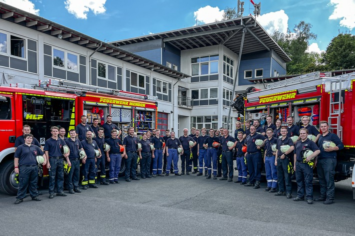 FW Menden: 41 neue Feuerwehrleute für Balve und Menden