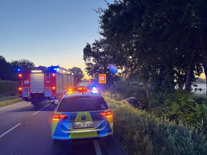FW-AUR: Wagen von Bundesstraße in Graben gefahren
