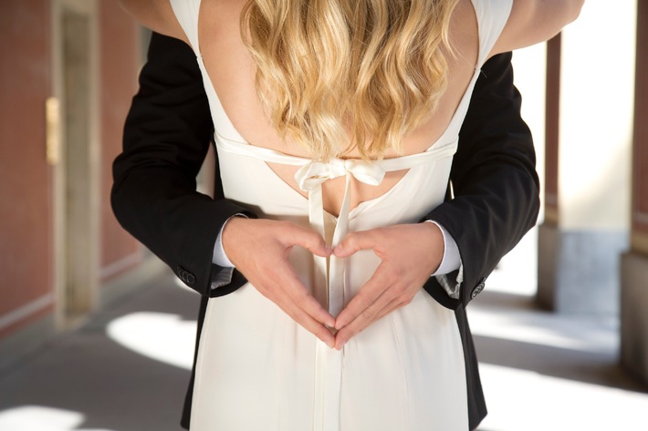 &quot;Hochzeit auf den ersten Blick&quot; - Liebe auf den zweiten? 94 Prozent der Deutschen glauben, dass sich Liebe entwickeln kann / Repräsentative Umfrage zum neuen SAT.1-Beziehungsexperiment