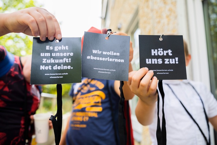 PISA: Was sagen die Schüler? / Kinder und Jugendliche im Bürgerrat fordern bessere Bildung / #besserlernen: bundesweite Aktion an Schulen zum "Tag der Bildung"