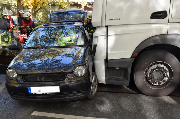 FW-DO: LKW schiebt PKW über die Bundesstraße 1