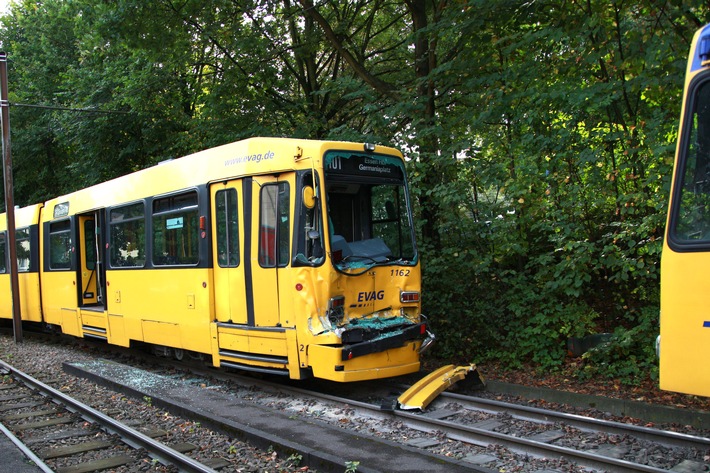 FW-E: Kollision zweier Straßenbahnen in Essen, sechs Erwachsene und zwei Kinder leicht verletzt