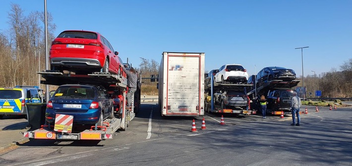 POL-GI: Autotransporter im Fokus + 22-Jähriger nach Erpressung in Haft + Streitigkeiten in der Hessischen Erstaufnahmeeinrichtung +