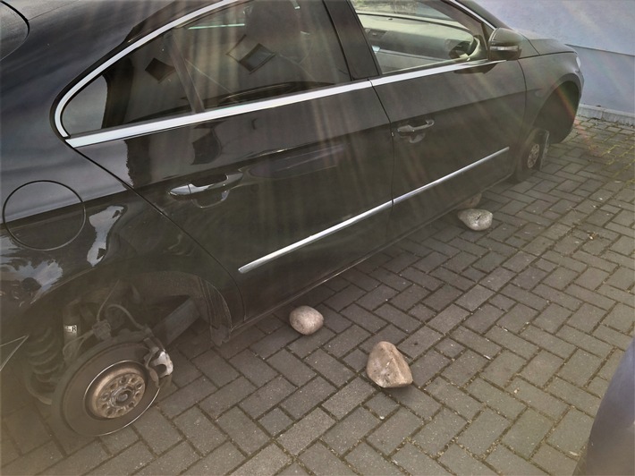 POL-PDWO: Worms - Räder gestohlen - Auto auf Steine abgesetzt