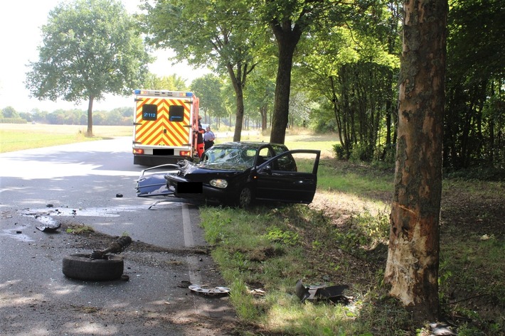 POL-MI: Betrunkener Autofahrer prallt gegen Baum