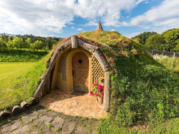 Ferienhausurlaub: Wohnen wie die Hobbits / bestfewo präsentiert zehn ausgefallene Feriendomizile in Europa /Urlaub im Öko-Cottage, im Flugzeug oder in einer französischen Kapelle