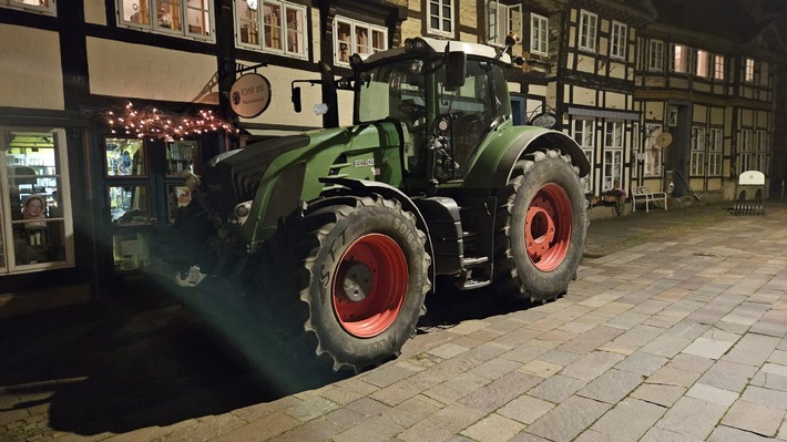 POL-NI: Nienburg - Mit dem Trecker in die Fußgängerzone