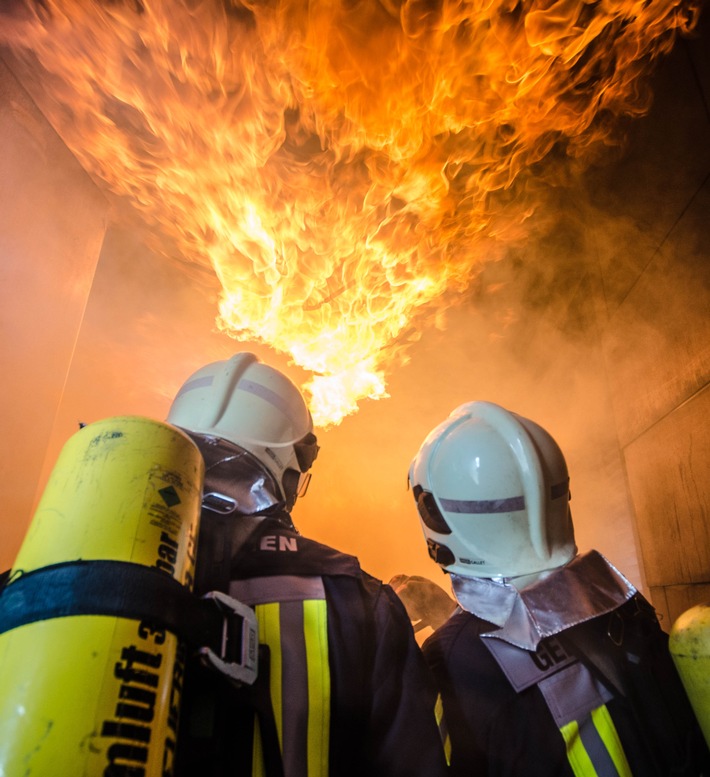 FW-GE: Kellerbrand in der Altstadt - Feuerwehr Gelsenkirchen rettet fast 40 Menschen