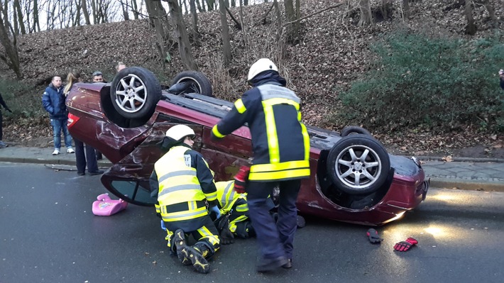 FW-BO: Schwerer Verkehrsunfall auf der Industriestraße/ Feuerwehr befreit Fahrer aus seinem Fahrzeug