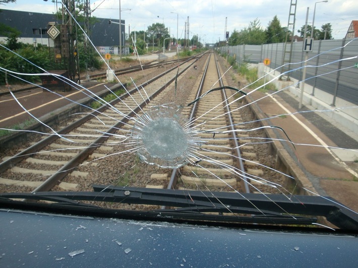 BPOLI-KA: Gemeinsame Pressemitteilung der Staatsanwaltschaft Mannheim und der Bundespolizeiinspektion Karlsruhe:
Gefährlicher Eingriff in den Bahnverkehr in drei Fällen aufgeklärt