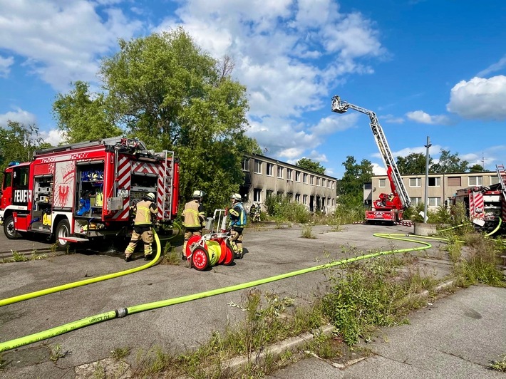 FW-E: Brand in leerstehender Asylunterkunft sorgt für starke Rauchentwicklung