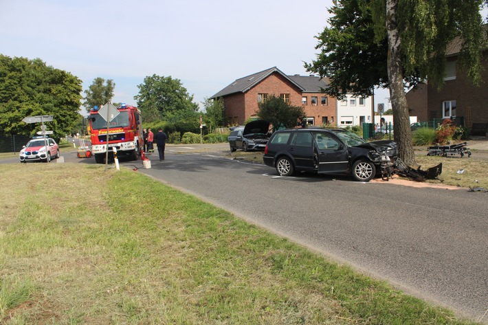 POL-DN: Pkw missachtet Vorfahrt - Unfallgegner hat keine Fahrerlaubnis