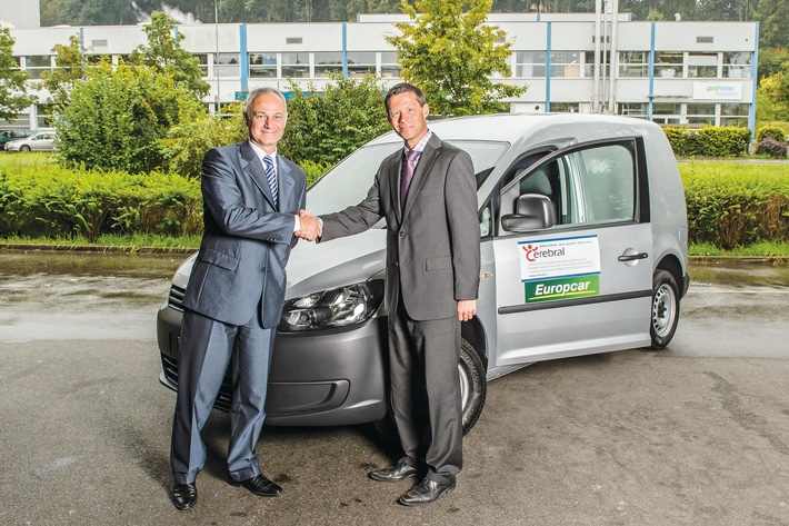 Europcar lanciert in Kooperation mit der Stiftung Cerebral eine Fahrzeugflotte für Fahrten mit Menschen im Rollstuhl (BILD)