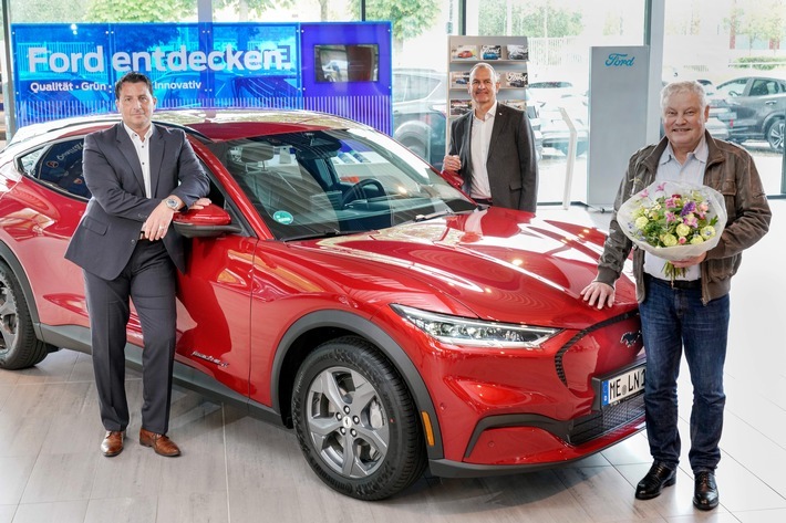 Strahlende Gesichter in Düsseldorf: Dr. Ludger Terhart ist der erste Kunde in Deutschland, der einen batterie-elektrischen Ford Mustang Mach-E ausgeliefert bekommen hat. Er hatte die Mustang Mach-E-Version mit Heckantrieb und größerer Batterie ("Extended Range") bestellt. Farbe: Lucid-Rot Metallic. Mit dem neuen Mustang Mach-E, einem 5-türigen Crossover-SUV, präsentiert Ford eine rein elektrisch angetriebene Mustang-Variante. Das Bild zeigt Marco Möller (links - Mitglied der Geschäftsführung des Auto-Park Rath in Düsseldorf), Stefan Wieber (Mitte, hinten - Direktor Pkw der Ford-Werke GmbH für Deutschland, Österreich und die Schweiz) sowie Dr. Ludger Terhart (vorne rechts - Mustang Mach-E-Käufer). / Weiterer Text über ots und www.presseportal.de/nr/6955 / Die Verwendung dieses Bildes ist für redaktionelle Zwecke unter Beachtung ggf. genannter Nutzungsbedingungen honorarfrei. Veröffentlichung bitte mit Bildrechte-Hinweis.