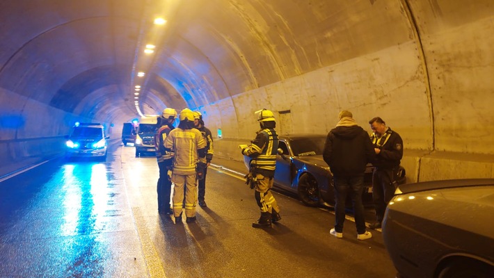 FW-BO: Verkehrsunfall im Autobahntunnel auf der BAB 448 Fahrtrichtung Witten