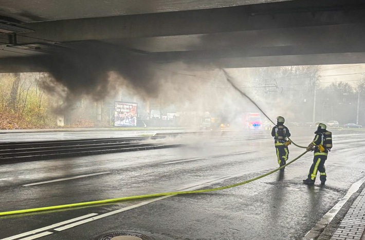 FW-BO: Brand einer Oberleitung mit starker Rauchentwicklung