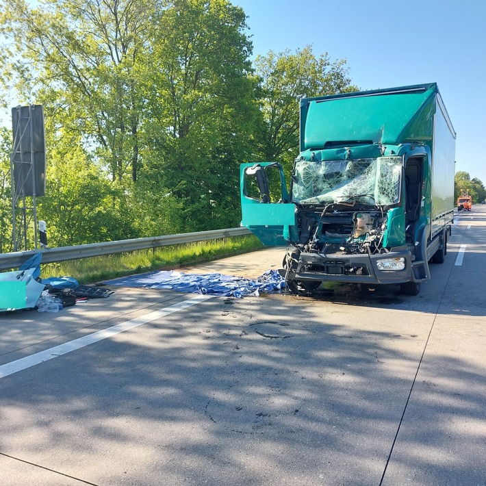 POL-CUX: Schwerer Unfall auf der BAB27 im Bereich Loxstedt - zwei Personen verletzt, eine davon schwer - Sattelzug hat Gefahrgut geladen - Stundenlange Vollsperrung (Foto im Anhang)