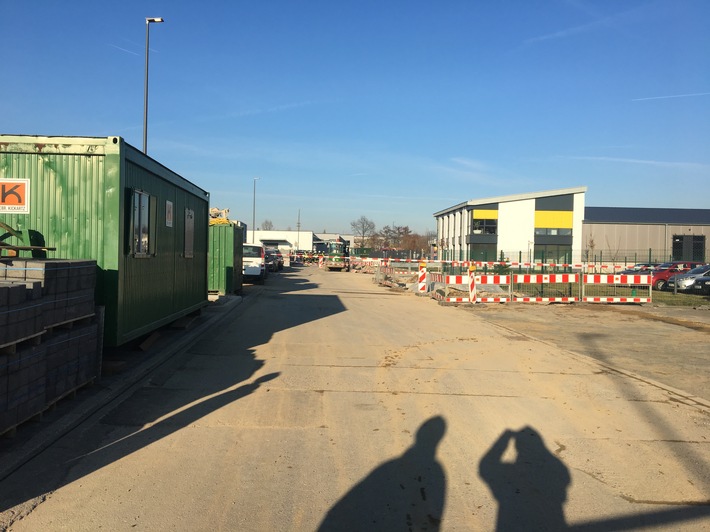 FW Mettmann: Gasausströmung mit starker Geruchsbelästigung nach Baggerarbeiten auf der Marie-Curie-Straße im Industriegebiet. Es gab keine Verletzten.