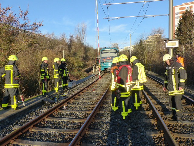 FW-F: Oberleitungsschaden auf der U-Bahnstrecke der U 4, U-Bahn hält am Tunnelausgang.