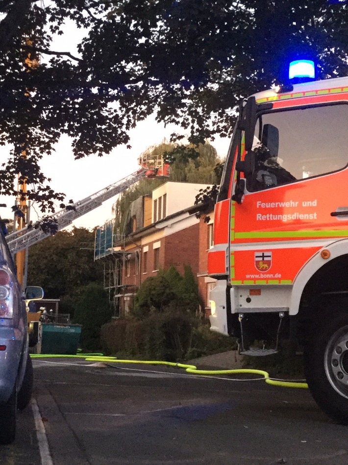FW-BN: Dachstuhlbrand in der Bonner - Nordstadt - Feuerwehr verhindert durch einen schnellen Einsatz einen größeren Schaden