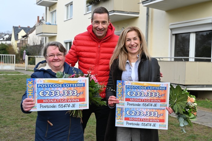Rita (links) und Irena freuen sich gemeinsam mit Glücksbote Kai Pflaume über ihren Gewinn. / Weiterer Text über ots und www.presseportal.de/nr/41583 / Die Verwendung dieses Bildes ist für redaktionelle Zwecke unter Beachtung ggf. genannter Nutzungsbedingungen honorarfrei. Veröffentlichung bitte mit Bildrechte-Hinweis.