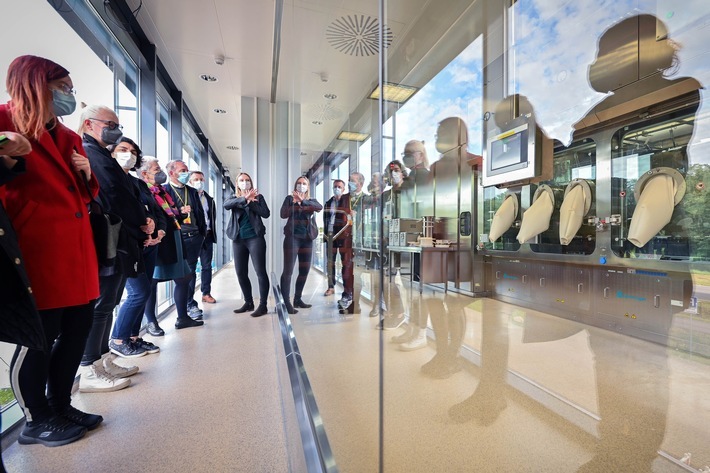 Einheitsbotschafter bei der Führung im BioPharmaPark Dessau-Roßlau // (c) Staatskanzlei / Thomas Meinicke / Weiterer Text über ots und www.presseportal.de/nr/157804 / Die Verwendung dieses Bildes ist für redaktionelle Zwecke unter Beachtung ggf. genannter Nutzungsbedingungen honorarfrei. Veröffentlichung bitte mit Bildrechte-Hinweis.