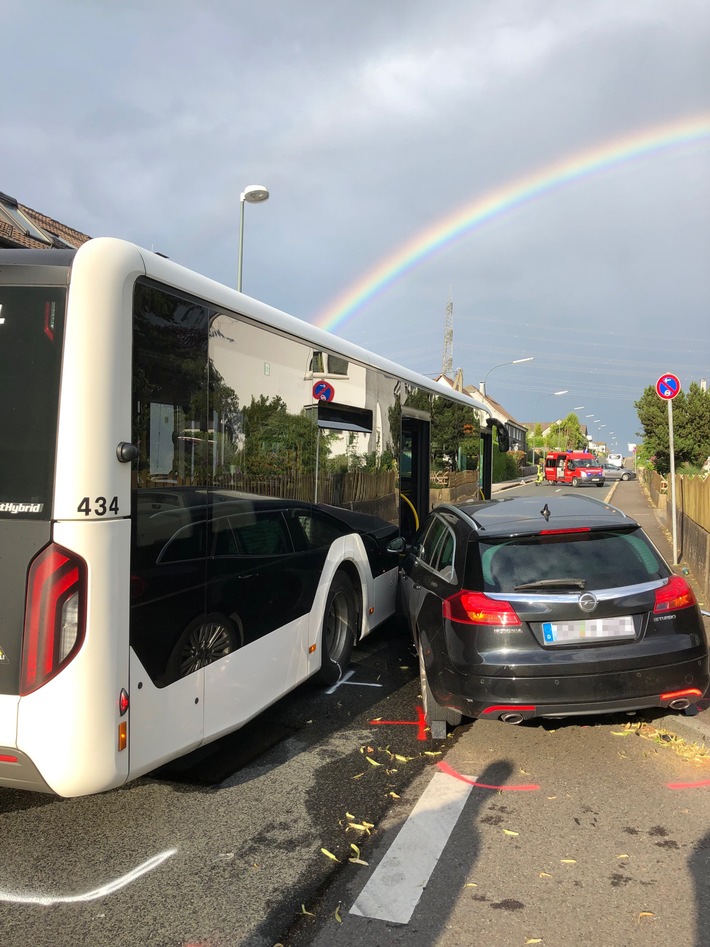 POL-GM: Pkw kollidiert mit Linienbus - drei leicht Verletzte