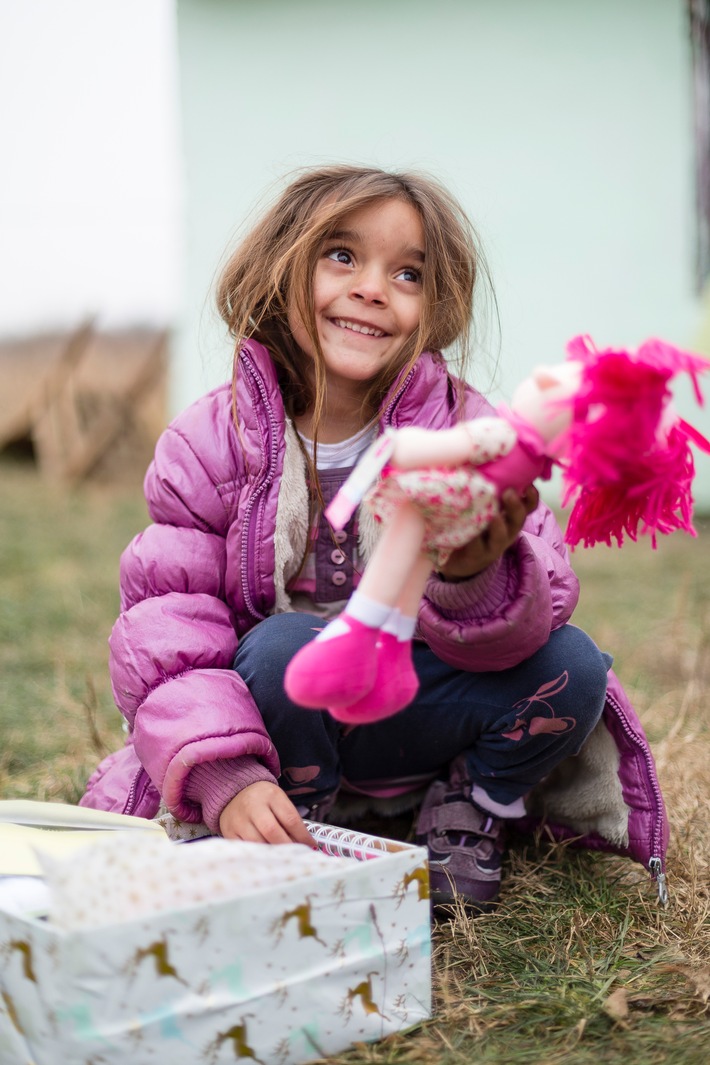 Durch Schuhkarton vom Waisenkind zur Hoffnungsbotin / "Weihnachten im Schuhkarton®" startet in die 22. Saison (FOTO)