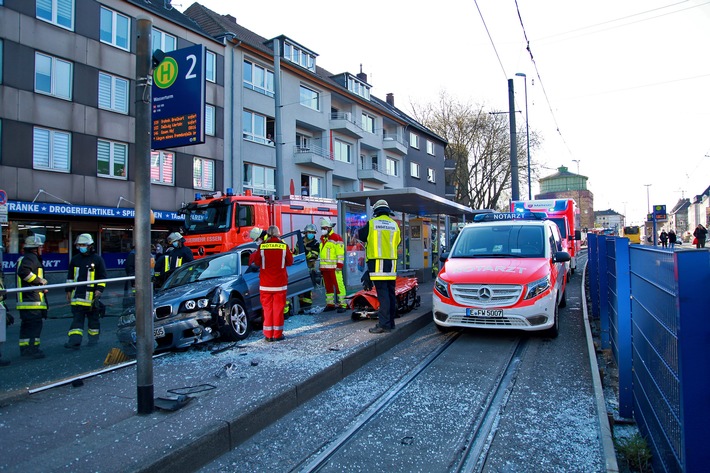 FW-E: BMW fährt in Haltestelle der Ruhrbahn, 46 Jahre alter Fahrer verletzt