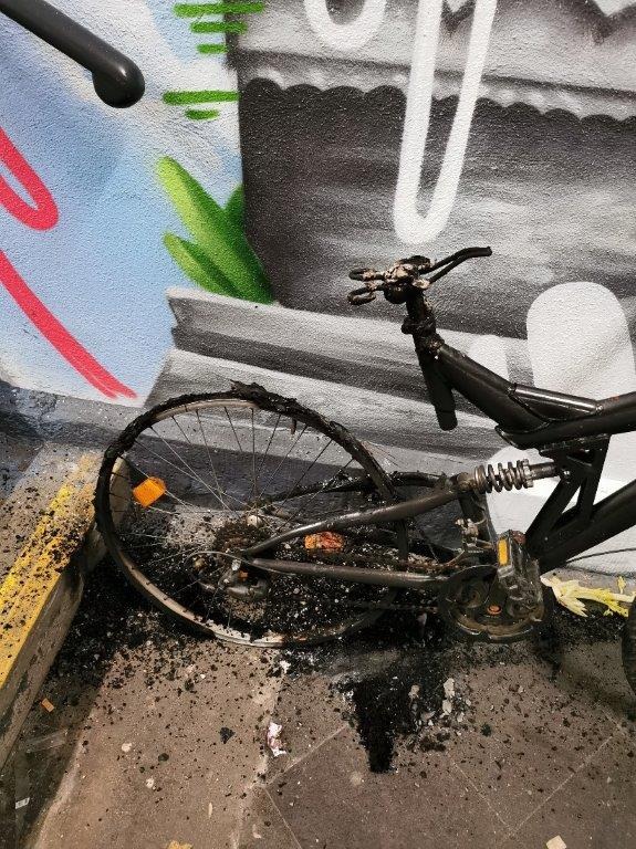BPOL-KS: Fahrradreifen angezündet - Bundespolizei sucht Zeugen