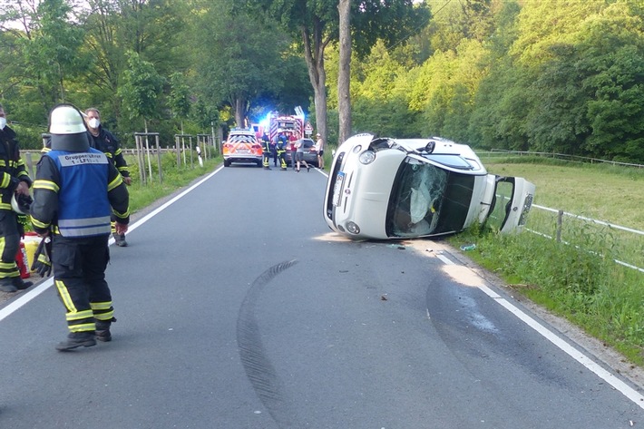 POL-GM: 130621-436: Durch Ablenkung vor Baum gefahren - zwei Verletzte