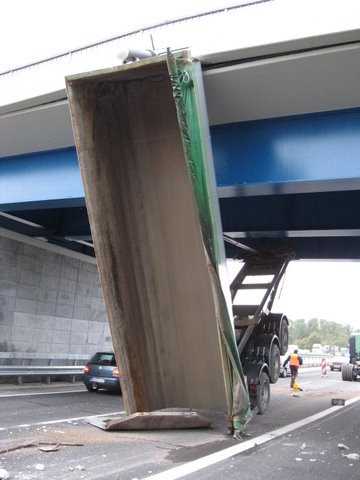 POL-WL: Maschen - Spektakulärer Unfall sorgt für Stau -