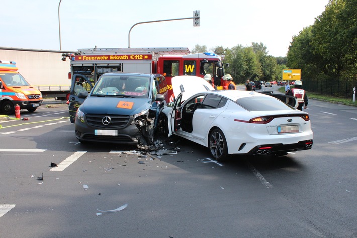 POL-ME: Hoher Sachschaden nach Abbiegeunfall - Erkrath - 1908160