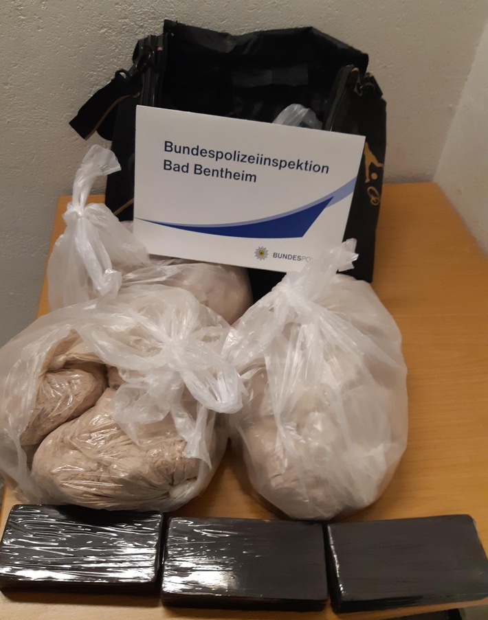 BPOL-BadBentheim: Drogen im Wert von rund 155.000 Euro in herrenloser Tasche entdeckt