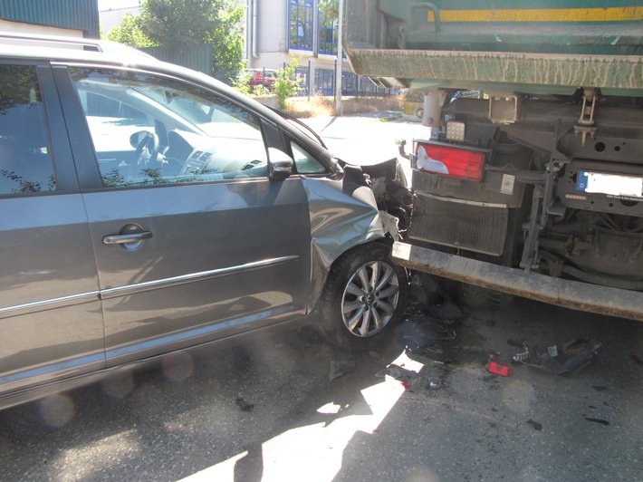 POL-ME: Mit Lkw kollidiert und verletzt - Velbert - 1906146