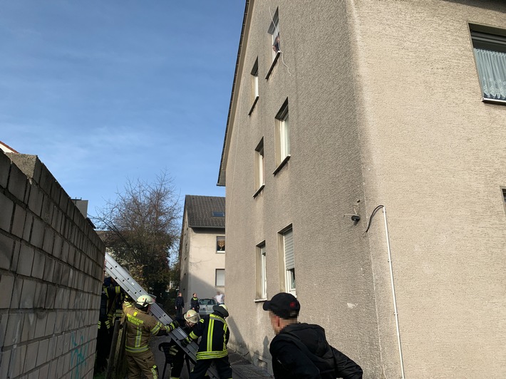 FW Menden: Wohnungsbrand in Mehrfamilienhaus - vier Personen über Leitern gerettet